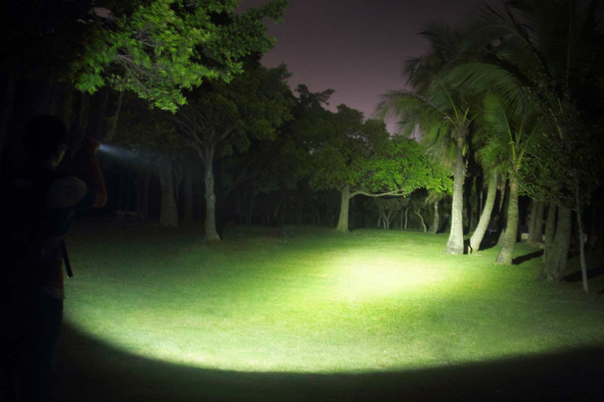 fenix e25UE flashlight beam