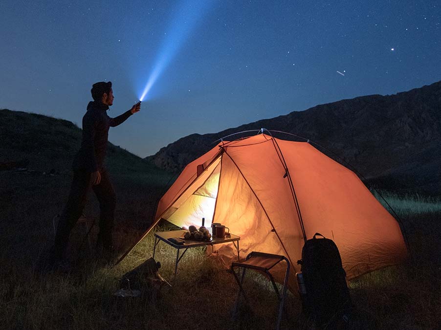 fenix e28r flashlight beam camping